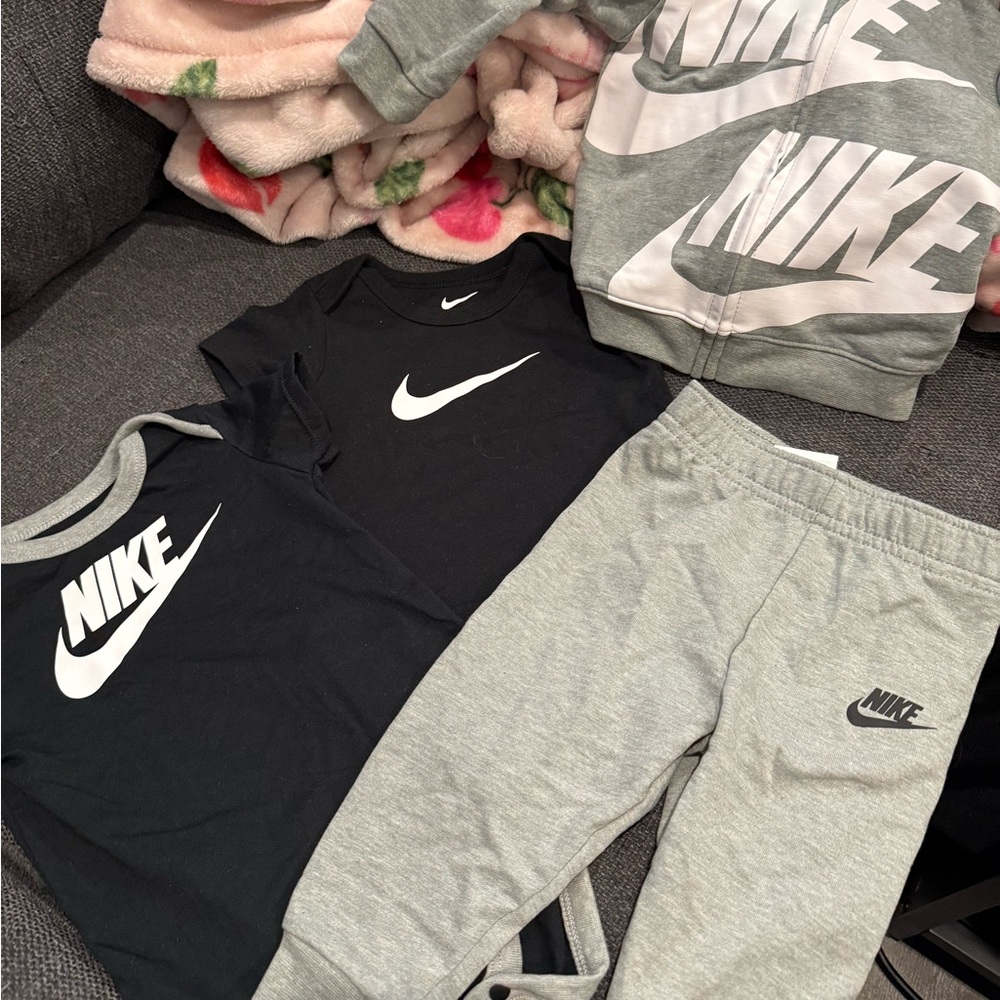 Nike 12m baby Set with onesies